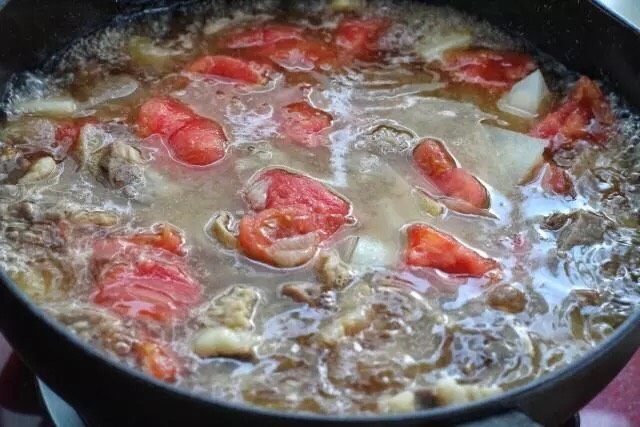 红烧牛腩,牛肉炖至熟烂后放入土豆和西红柿，再加入<a style='color:red;display:inline-block;' href='/shicai/ 866'>冰糖</a>搅拌均匀，继续炖煮15-20分钟。