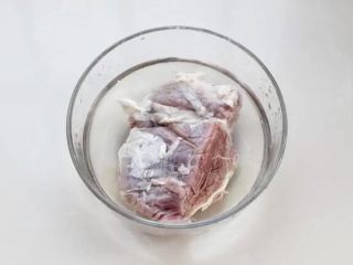 小炒牛肉,买来新鲜牛肉浸泡水中半小时左右去除血水，用流动水反复冲洗干净。