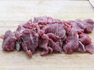 小炒牛肉,将牛肉切成薄片或小条放进容器中。