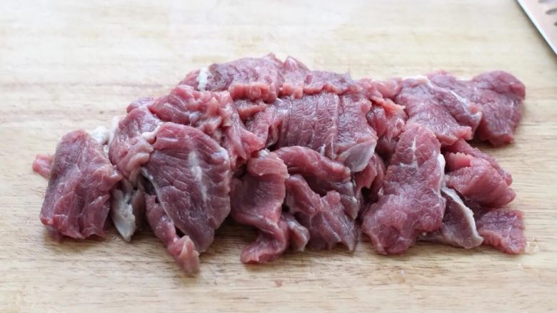 小炒牛肉,将牛肉切成薄片或小条放进容器中。