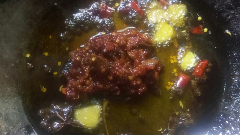 蚝油冬瓜,放入花椒、干辣椒粒和郫县豆瓣酱小火炒香。