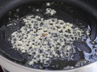 红烧日本豆腐,就着锅中底油放入蒜末，继续用小火炒出香味。