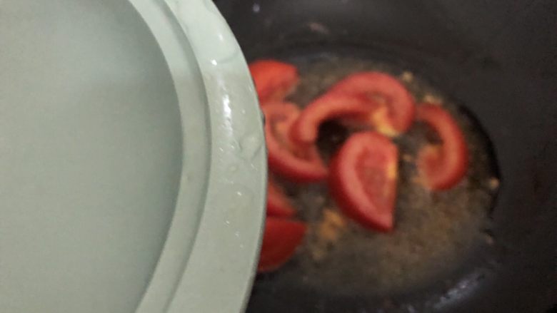 三鲜汤,加入适量的水盖盖煮10分钟