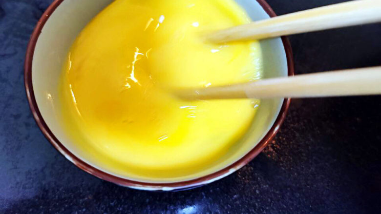 丝瓜炒蛋,淀粉加水倒入蛋液中搅匀