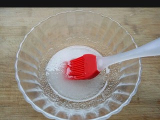 糖炒板栗,20克糖加入10克白开水溶解成糖水备用