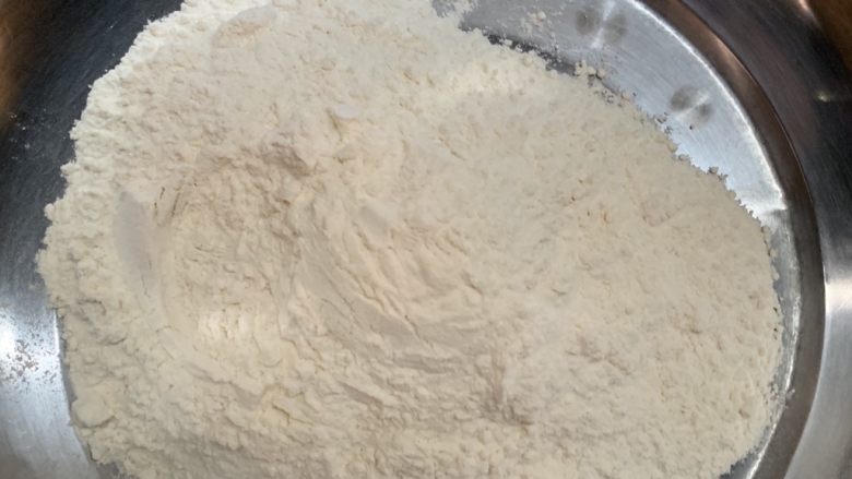 面包糠馒头,盆里准备面粉。