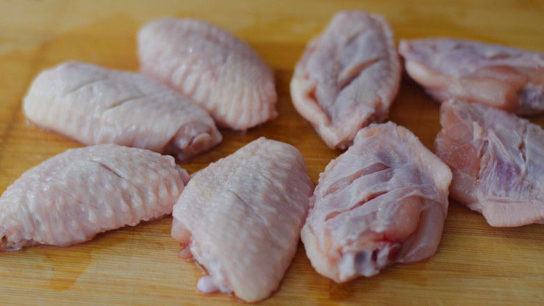 奥尔良鸡翅,鸡翅洗净沥干水分，在鸡翅前后两面各切两刀，这样腌制时比较入味
