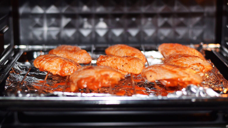 奥尔良鸡翅,放入预热好的烤箱，上下火180度，中层30分钟