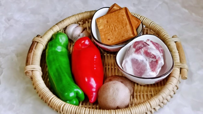 香菇肉片,准备食材。