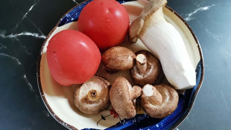 西红柿香菇汤,准备食材