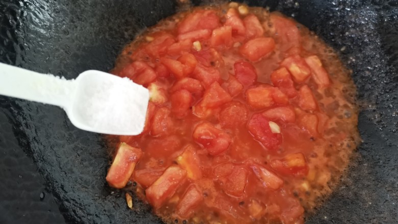 西红柿香菇汤,加入少许盐