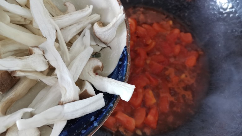 西红柿香菇汤,倒入杏鲍菇