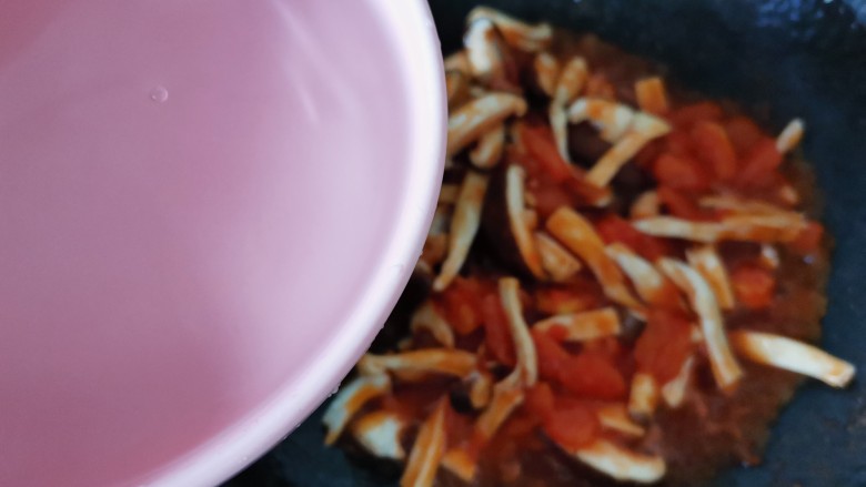 西红柿香菇汤,倒入一碗开水，大火烧两分钟