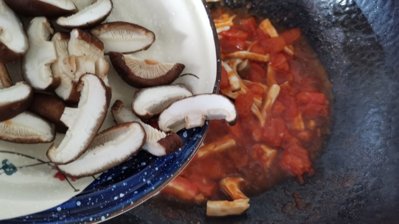 西红柿香菇汤,倒入香菇炒匀