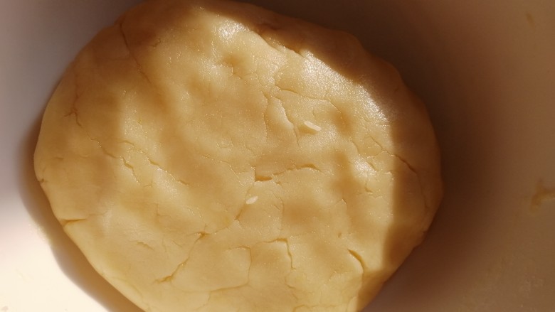 五仁月饼,揉成偏软的面团。