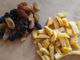 五仁月饼,加些切碎的芒果干和葡萄干，增加甜味和果香。