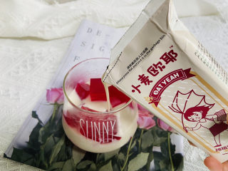 🔥秋天的第一杯火龙果撞燕麦奶‼️,倒入小白欧耶燕麦奶