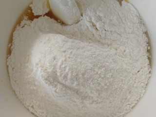 五仁月饼,加入250g面粉。