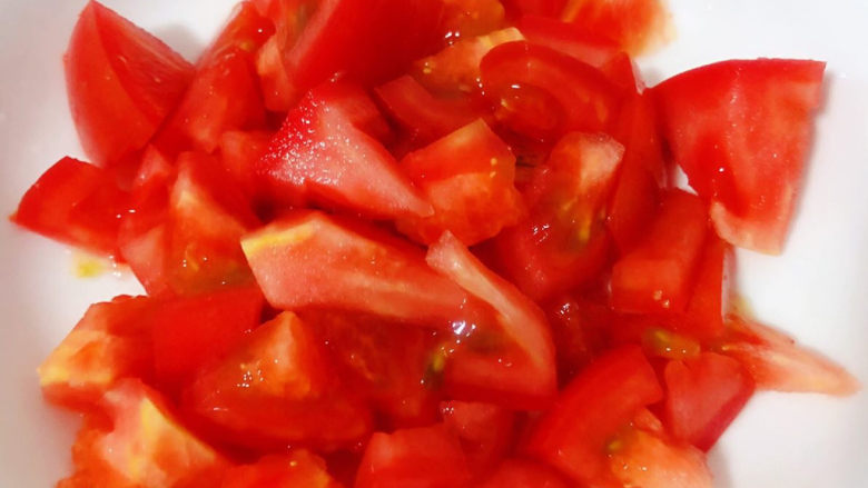 西红柿香菇汤,西红柿切成大小均匀的块状