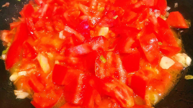 西红柿香菇汤,放入西红柿炒出汤汁