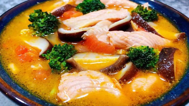 西红柿香菇汤,营养丰富的西红柿香菇三文鱼汤装入容器中就大功告成了