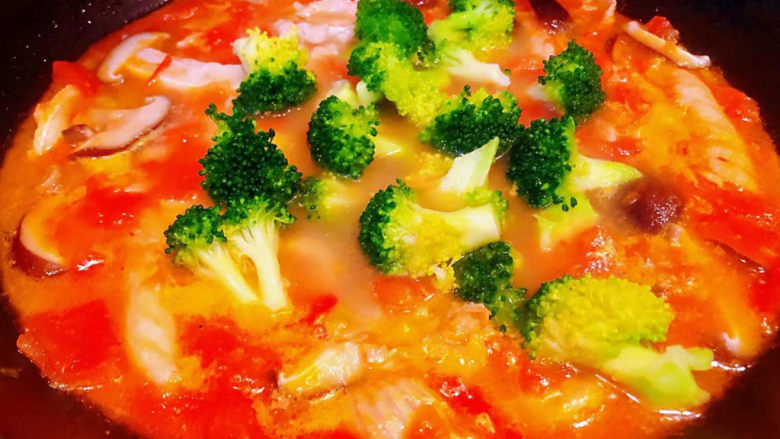 西红柿香菇汤,放入西兰花改小火煮两分钟