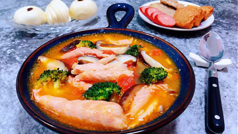西红柿香菇汤,搭配小馒头和香肠、煎鱼、鱼饼一起吃太棒了