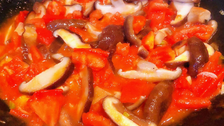 西红柿香菇汤,放入香菇炒匀