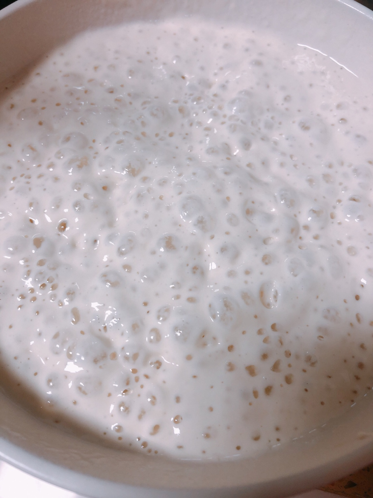 营养早餐饼,盖上保鲜膜发酵至表面有很多大泡泡（这个天气大概20分钟就好啦）；