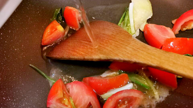 西红柿香菇汤,加水