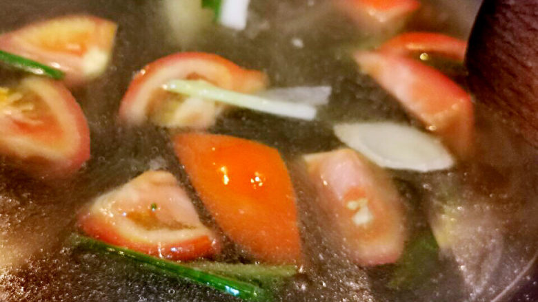 西红柿香菇汤,煮开