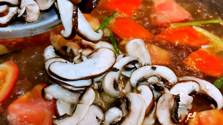 西红柿香菇汤,改中火煮