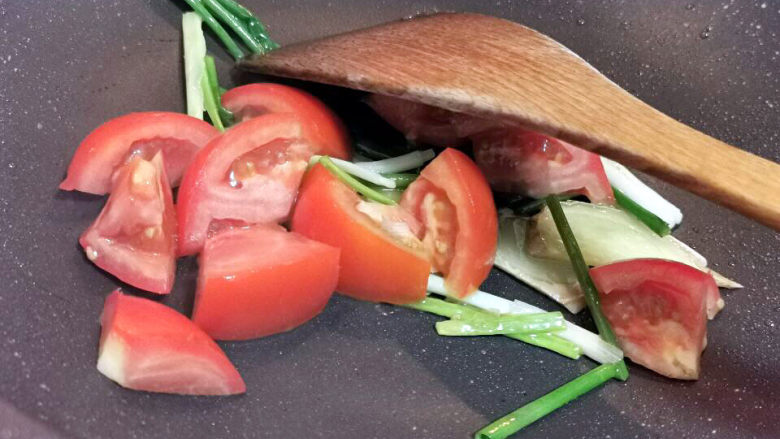 西红柿香菇汤,放西红柿