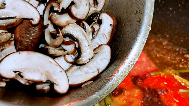 西红柿香菇汤,放进干煸过的双菇