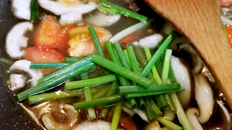 西红柿香菇汤,所有食材煮熟后，再加入葱段，盐，胡椒粉