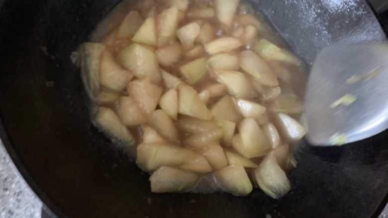 蚝油冬瓜,锅中填点汤翻炒均匀，加入一点白胡椒粉，也可以不加的。