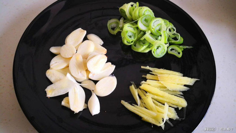 蚝油冬瓜,大蒜可以切片也可以切末。