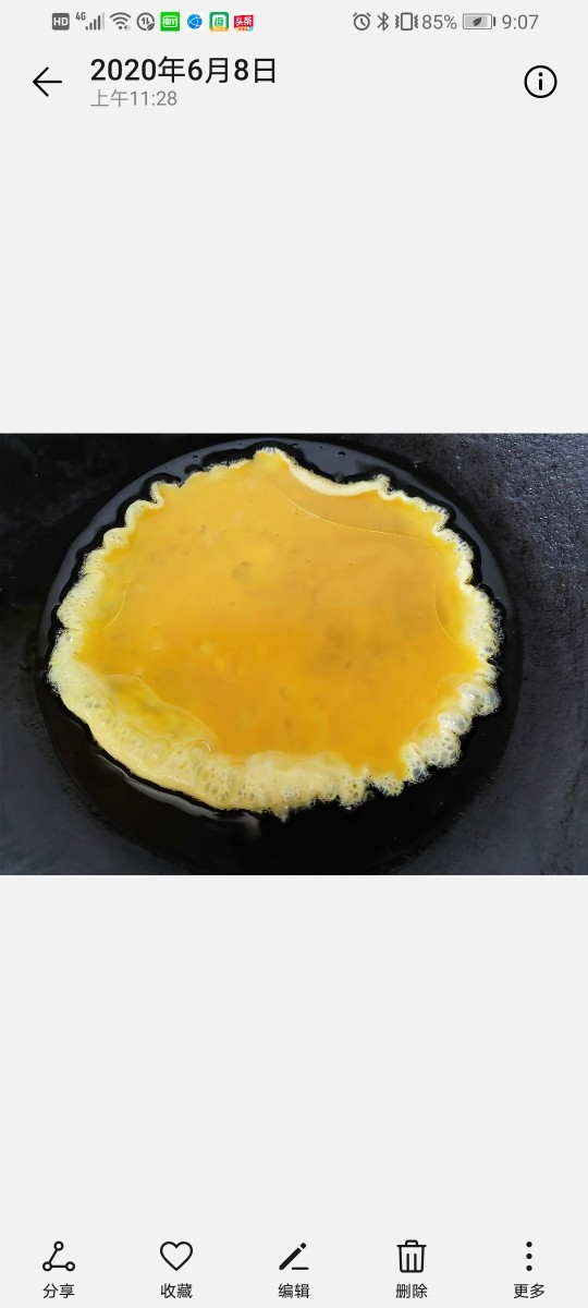 丝瓜炒蛋,锅内放油烧热倒入蛋液