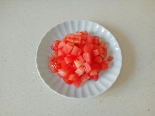 西红柿香菇汤,西红柿顶部划十字刀，用热水烫一会，西红柿皮去掉，切成小块
