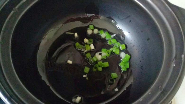 西红柿香菇汤,锅中加入适量花生油烧热，放入葱花煸炒出香味