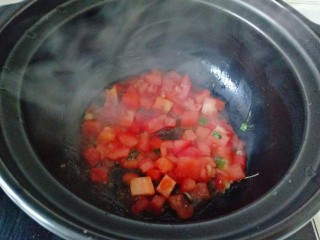 西红柿香菇汤,放入西红柿炒出汁