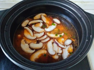 西红柿香菇汤,加入1碗清水，加入香菇片