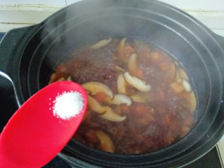 西红柿香菇汤,根据自己口味加入适量盐