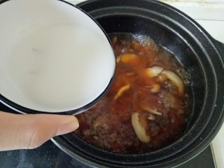 西红柿香菇汤,加入水淀粉大火煮开2分钟