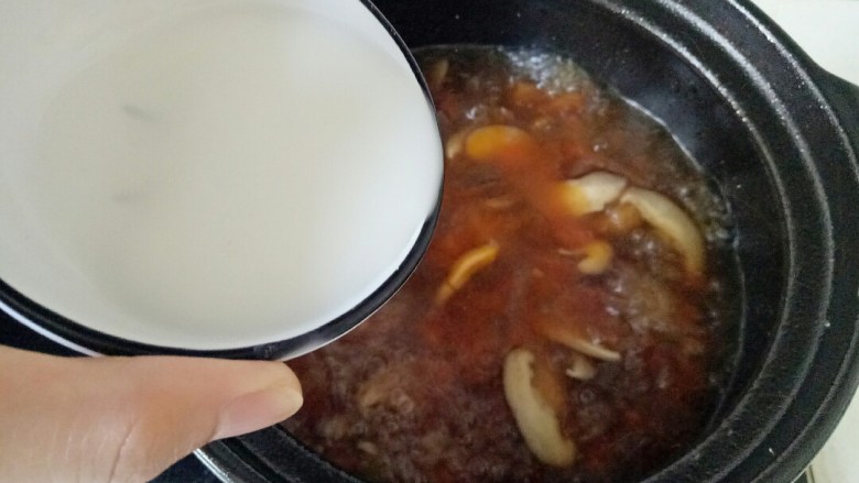 西红柿香菇汤,加入水淀粉大火煮开2分钟