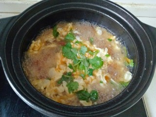 西红柿香菇汤,淋入鸡蛋液，撒些香菜碎