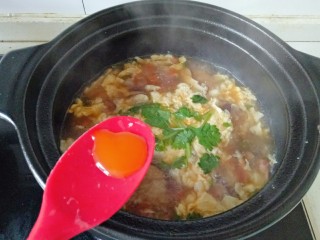 西红柿香菇汤,加入鸡汁或者鸡精提鲜，搅拌均匀备用