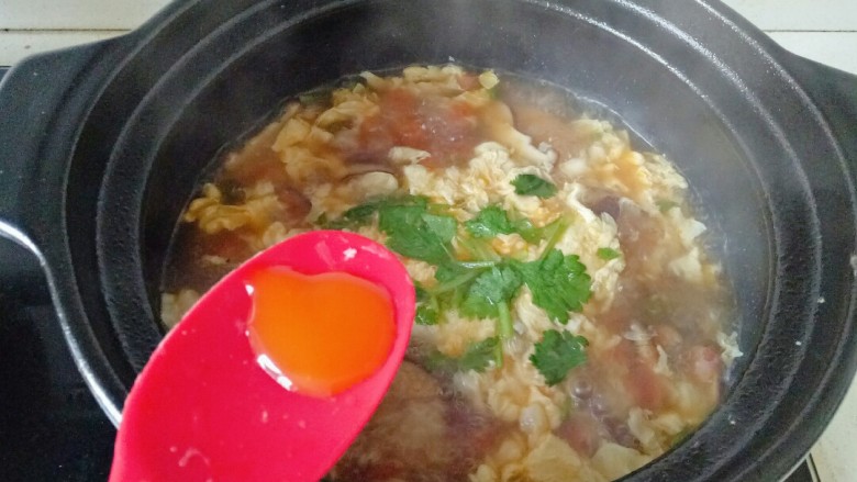 西红柿香菇汤,加入鸡汁或者鸡精提鲜，搅拌均匀备用