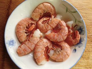 清蒸虾,先准备七八只阿根廷红虾。
