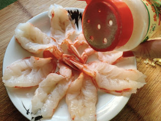 清蒸虾,在虾表面撒一层胡椒粉去腥。